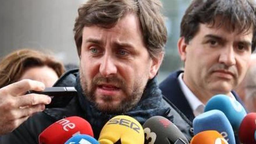 Els republicans Toni Comín i Sergi Sabrià atenent els mitjans a Brussel·les, a principi d&#039;abril