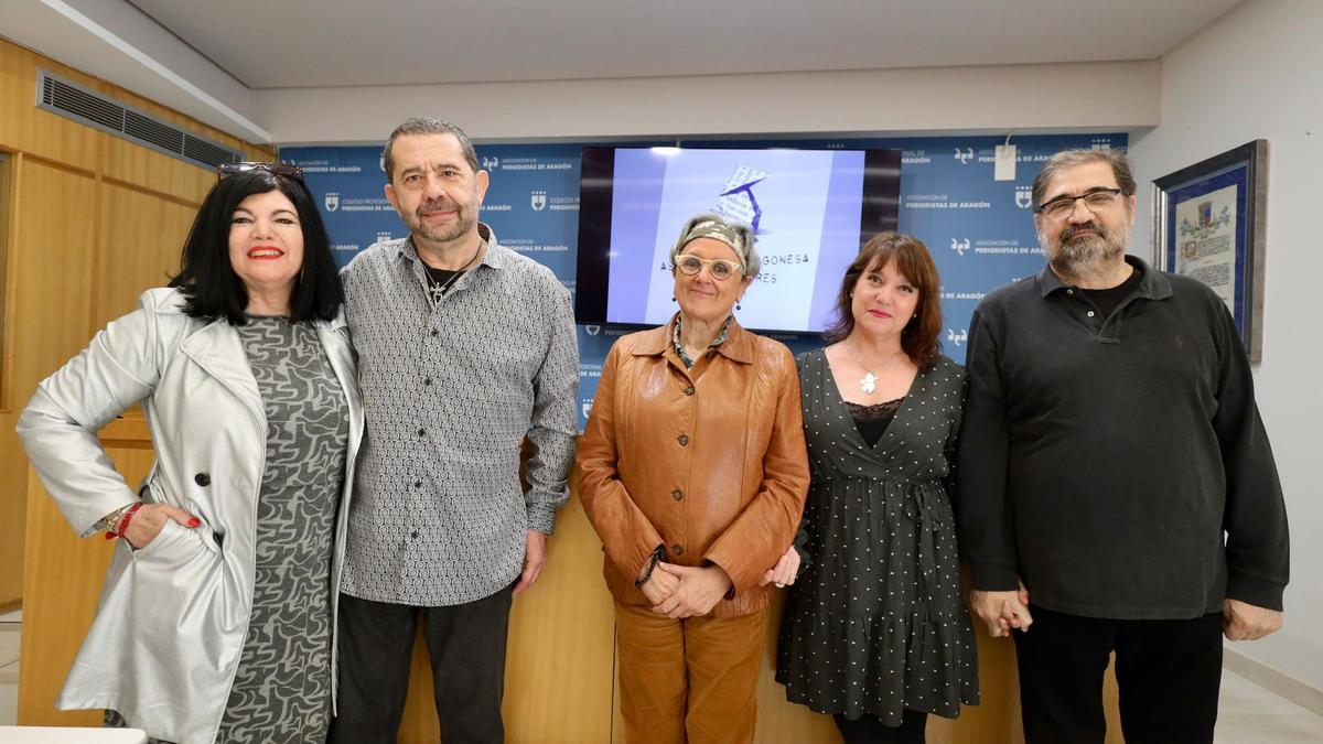 La nueva Junta Directiva de la Asociación de Escritores, con Pilar Aguarón en el centro.