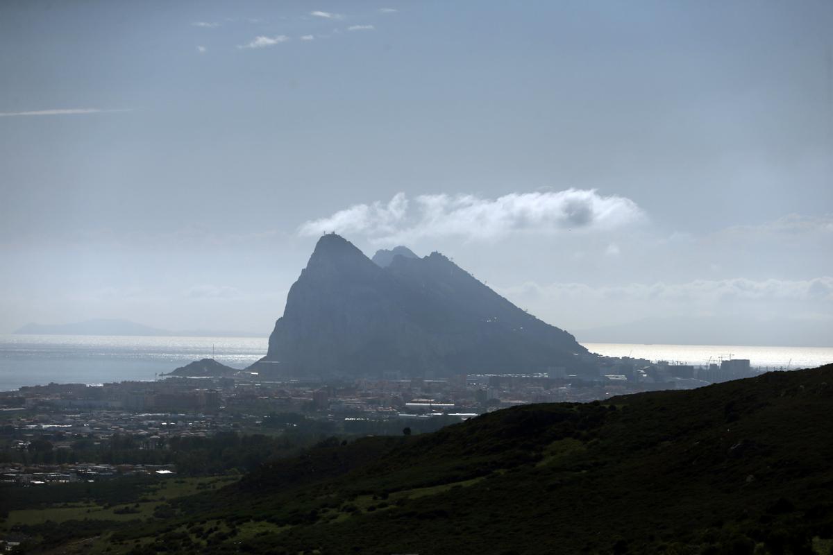 Vista de La Línea de la concepción, con Gibraltar al fondo. 