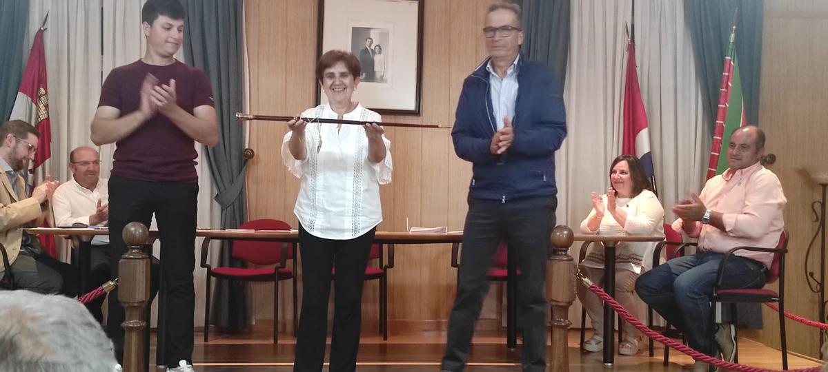 Leonor González Cadenas, sonriente, muestra el bastón de mando del Ayuntamiento de San Cristóbal tras ser investida por cuarto mandato consectutivo.