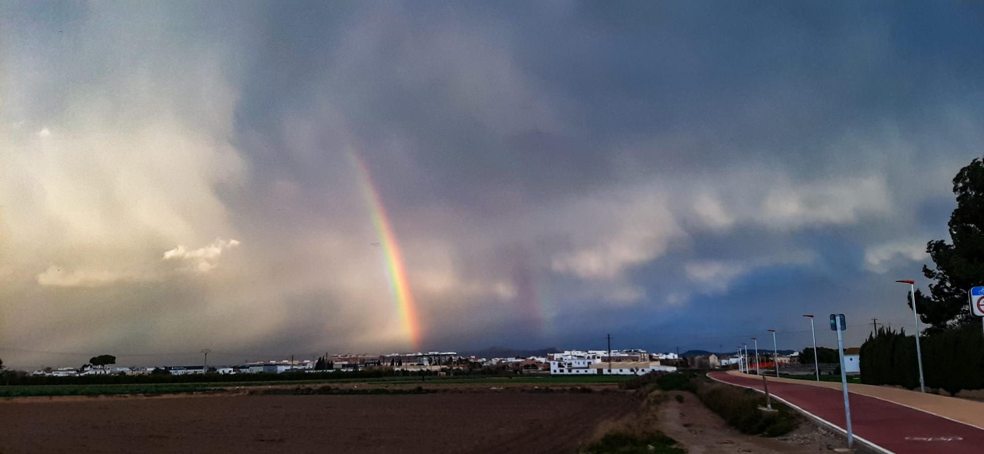 València amanece con un espectacular arcoiris