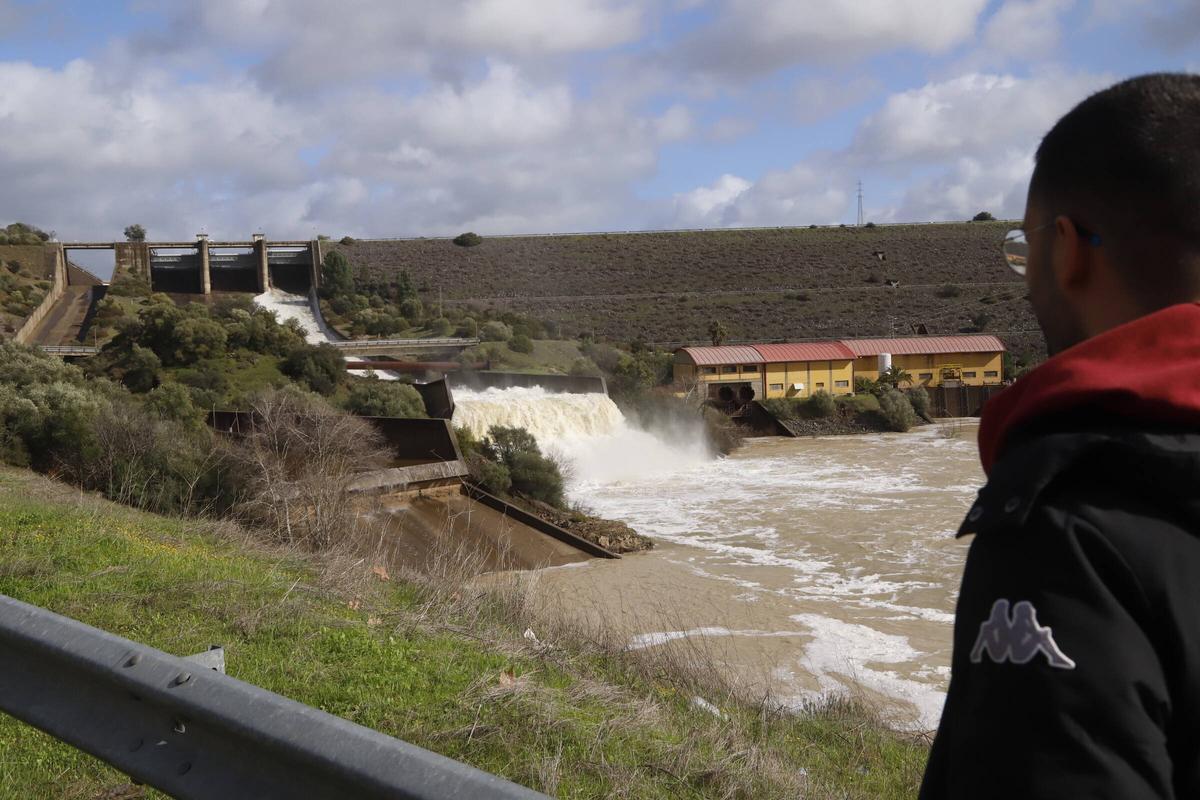 Desembalse en San Rafael de Navallana durante la borrasca Leonardo.