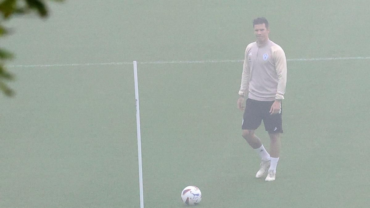 Santi Mina entrena en solitario en Afouteza.