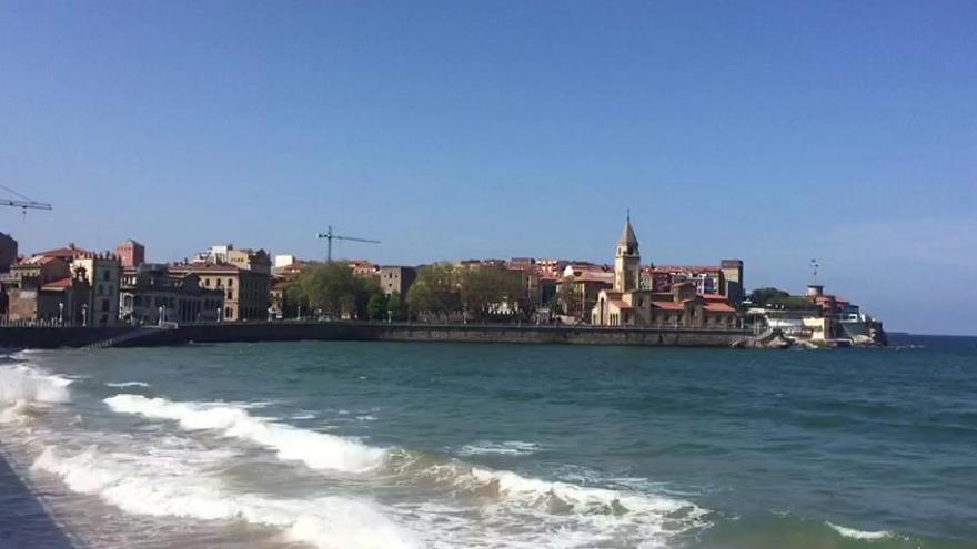 El sol se impone a las nubes en Gijón