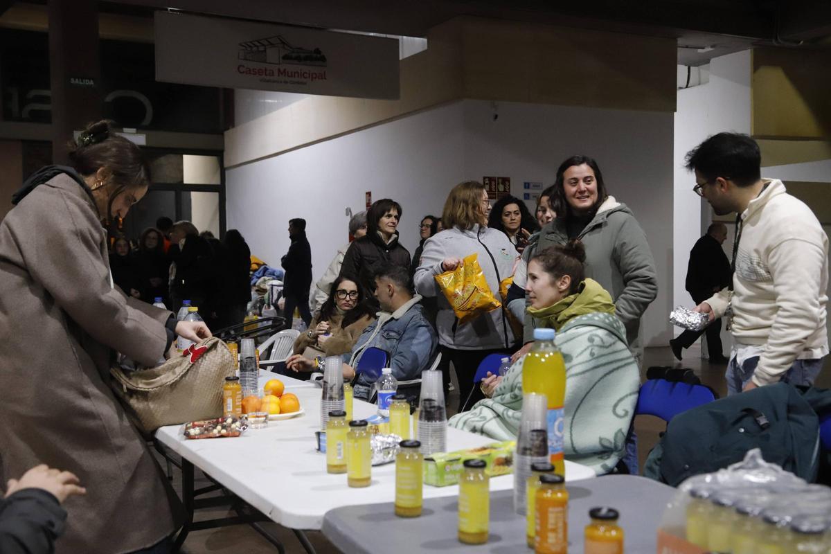 Vecinos de Adamuz atienden a los accidentados