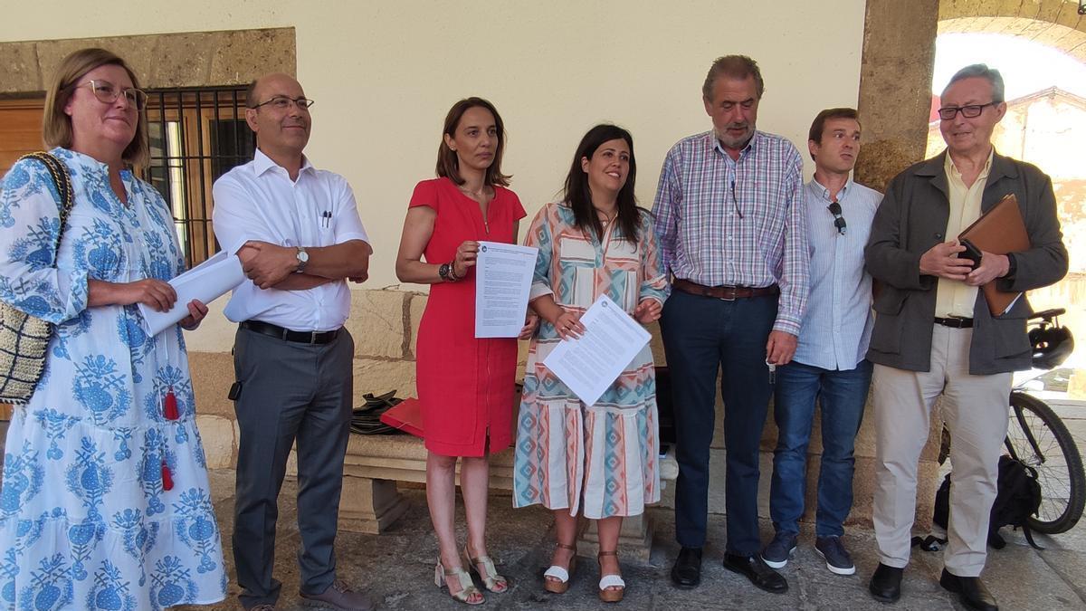 Concejales del PP y de Ciudadanos, en la Plaza Mayor de Benavente. / E. P.