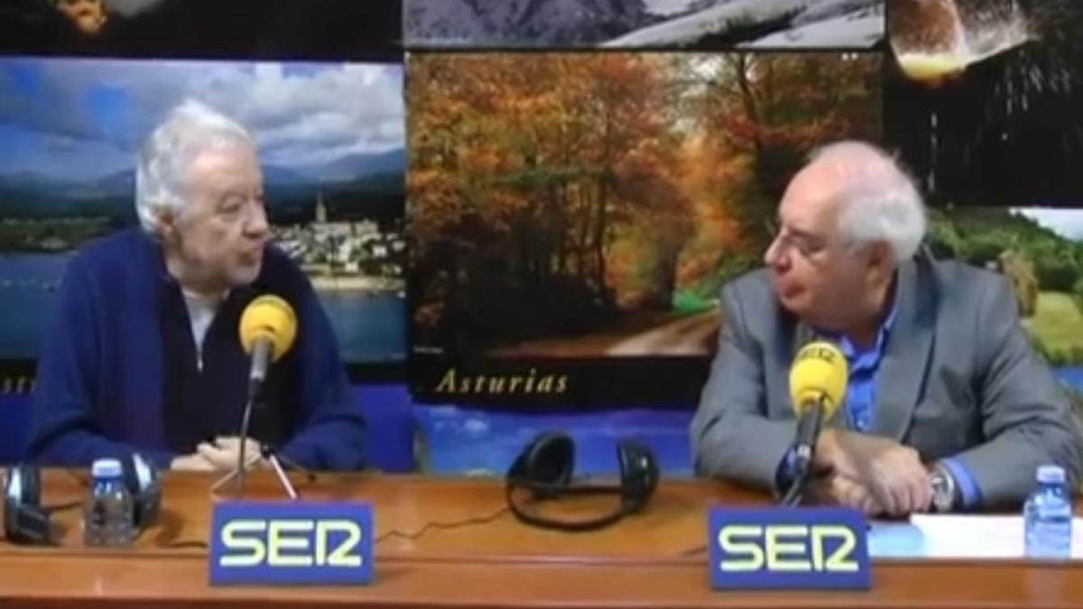 Foto de archivo de Jesús Méndez entrevistando a Vicente Álvarez Areces.