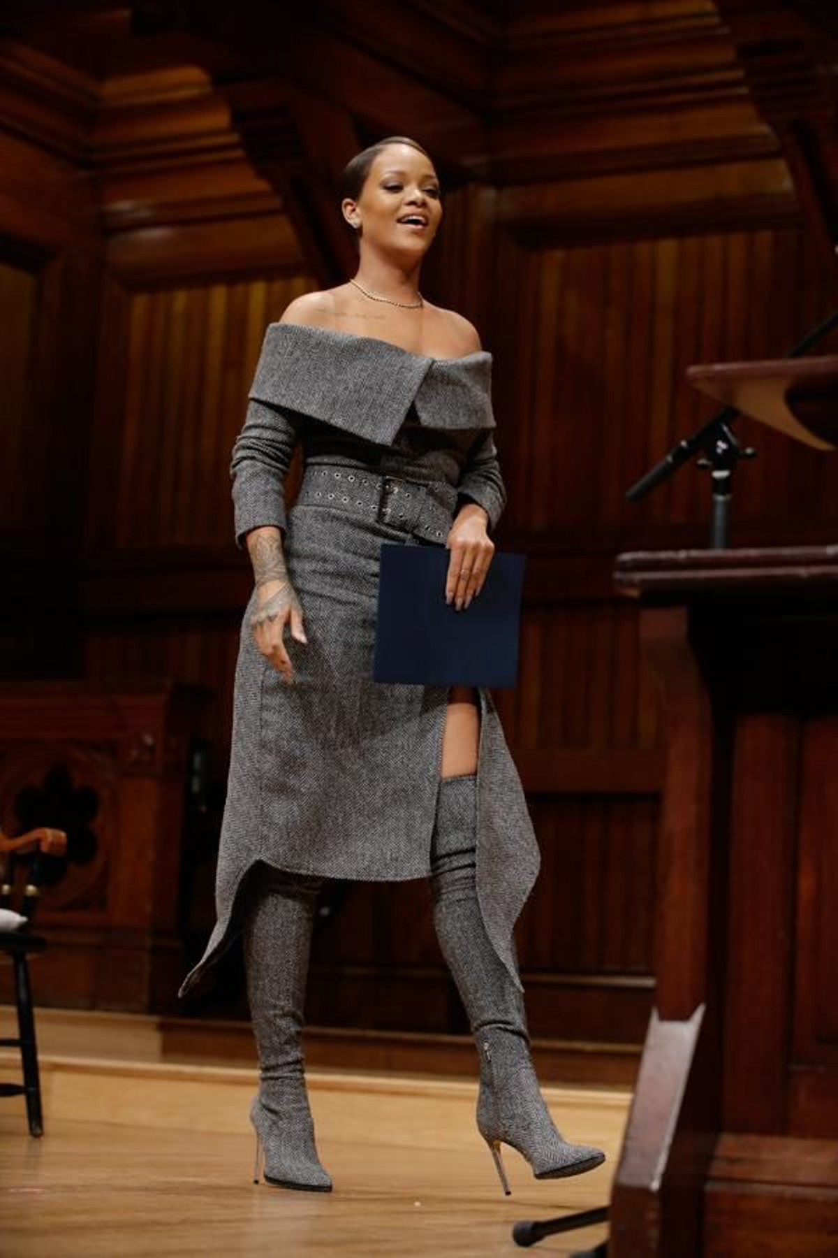 Rihanna se decanta por un total look para acudir a Harvard