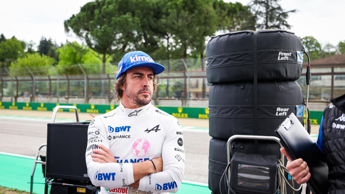 Alonso en la parrilla antes del GP de la Emilia Romaña