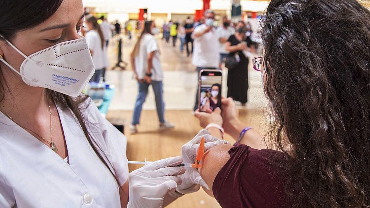 Vacunación contra el coronavirus en el centro habilitado en Cartagena.