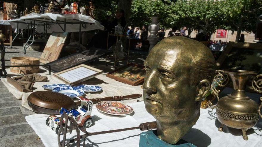 Busto del dictador en el rastrillo dominical de la plaza de Viriato.