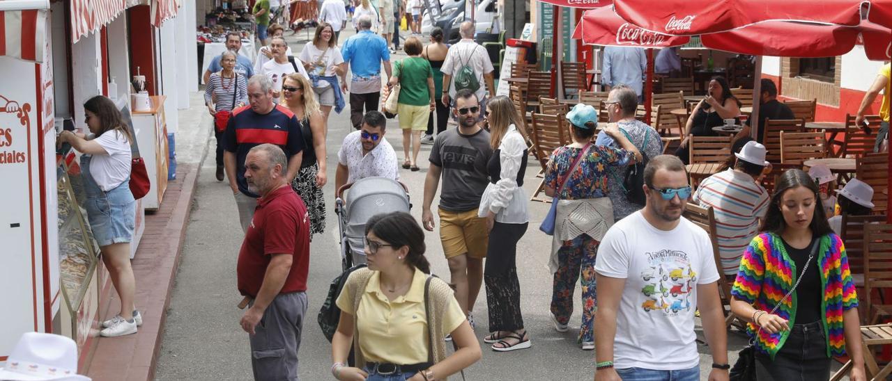 Visitantes de la Feria de Muestras recorren una de las calles del recinto, durante el día de ayer. | Macos León