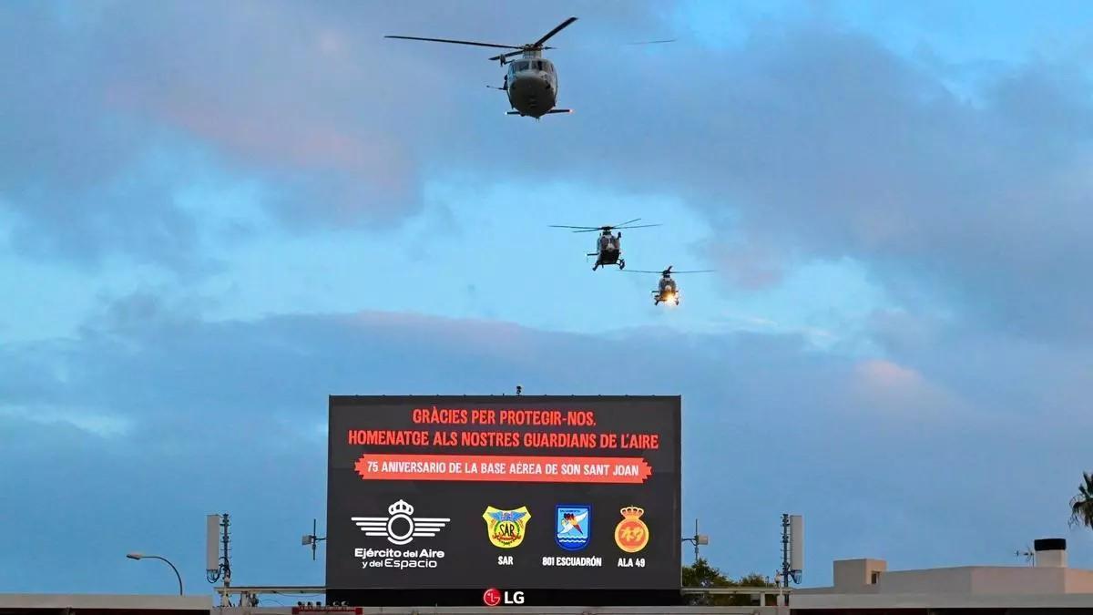 Hubschrauber über dem Stadion Son Moix.