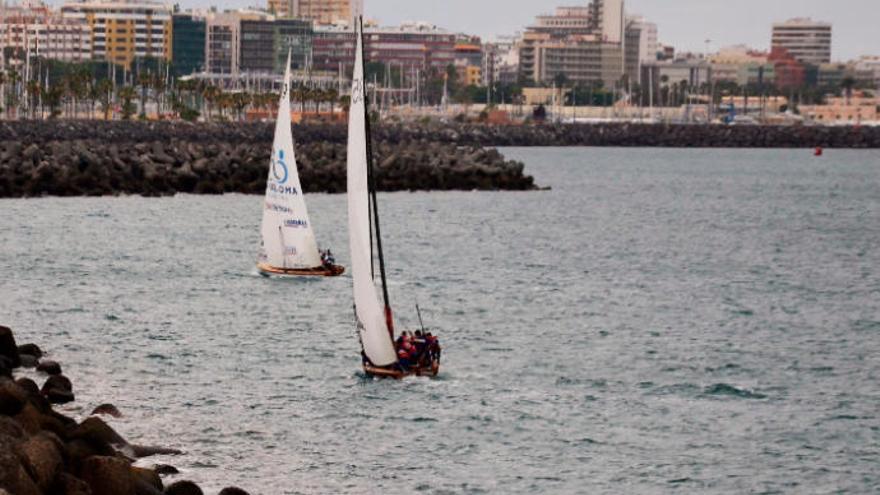 &#039;Guanche&#039; y &#039;Agüimes&#039; navegan cerca de los tetrápodos para encarar la meta.