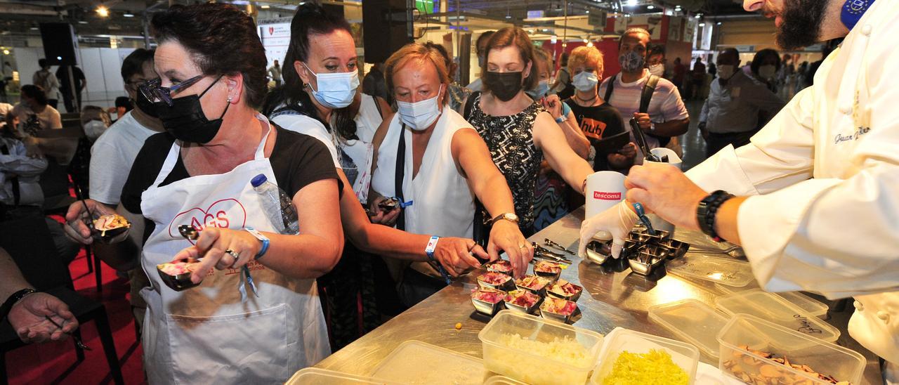 Visitantes de Alicante Gastronómica probando las delicias en una edición de la feria