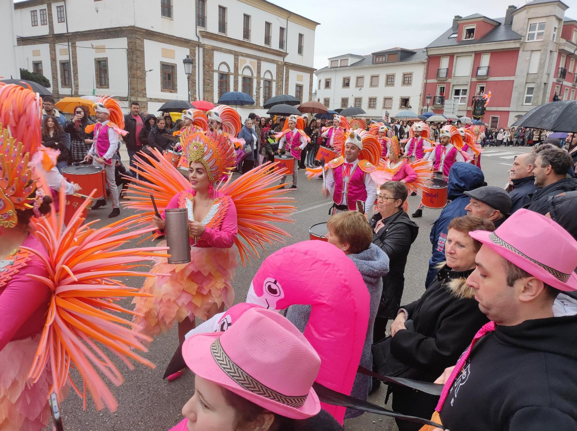 En imágenes: Las calles de Tapia se llenan para ver su vistoso desfile de Carnaval