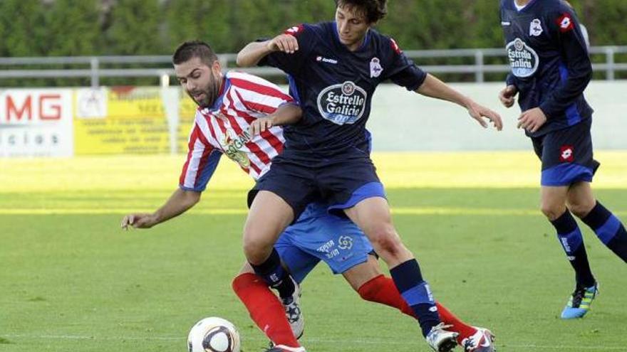 El jugador del Fabril, Uxío, pugna por un balón con un futbolista del Cerceda. / eduardo vicente