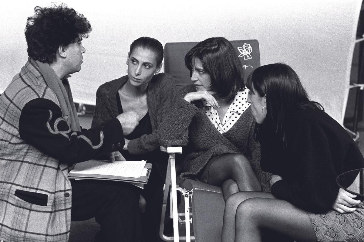 Pedro Almodóvar con las actrices María Barranco, Carmen Maura y Rossy de Palma en 1987.