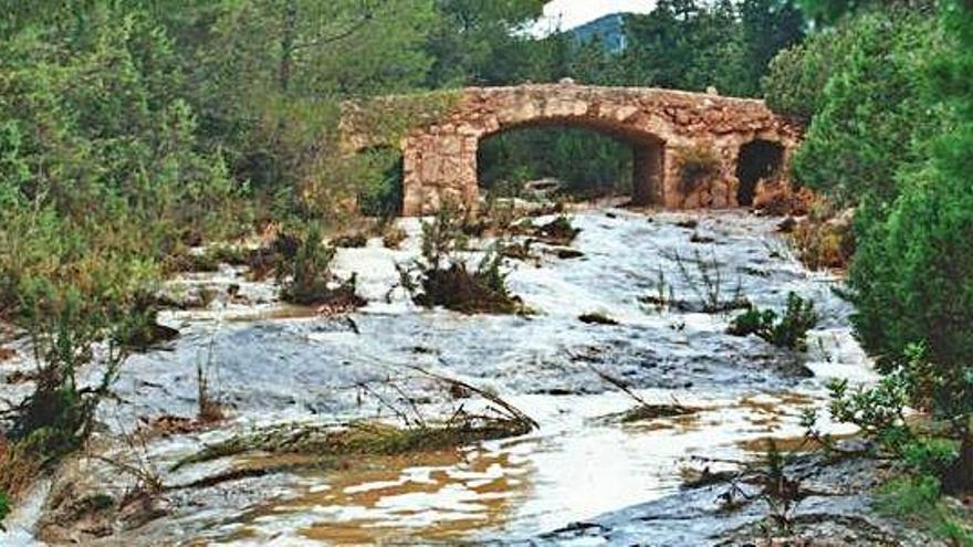 El pont de Can Sala, en un any plujós anterior a la restauració de 2011.