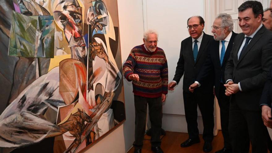 El artista Rafael Úbeda junto a su obra &quot;Viento y cuerda&quot;, acompañado de autoridades.