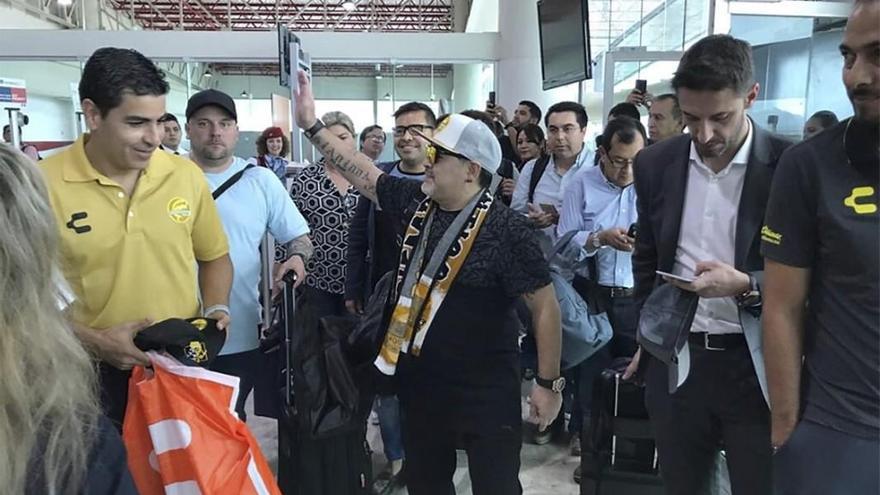 Maradona llega a México con su nuevo equipo y causa furor entre los aficionados