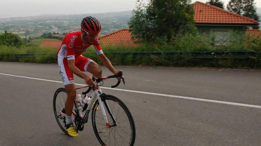 Navarro subiendos las cuestas de San Martín de Huerces, con Gijón al fondo.