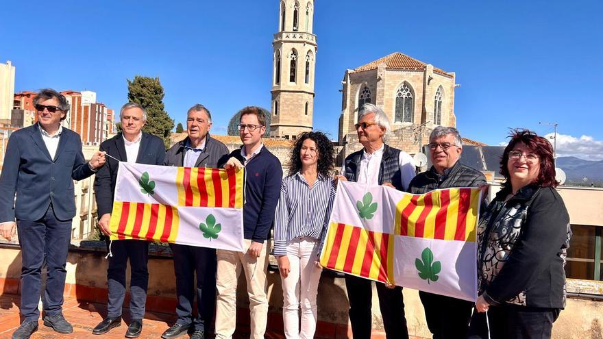 Figueres repartirà, de nou, banderes per penjar-les als balcons per la Santa Creu. On puc aconseguir la meva?