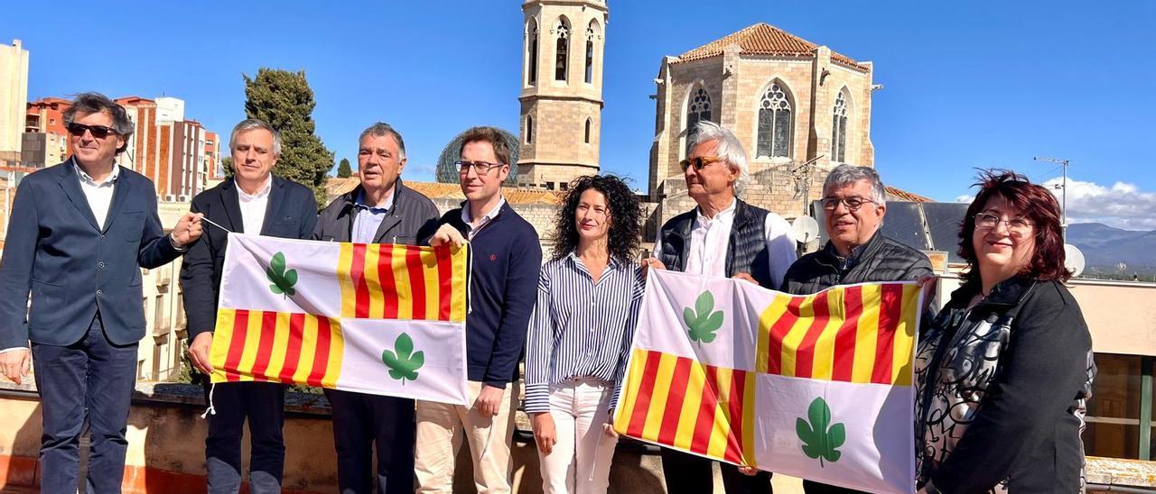 Figueres repartirà, de nou, banderes per penjar-les als balcons per la Santa Creu. T&#039;expliquem on pots aconseguir la teva