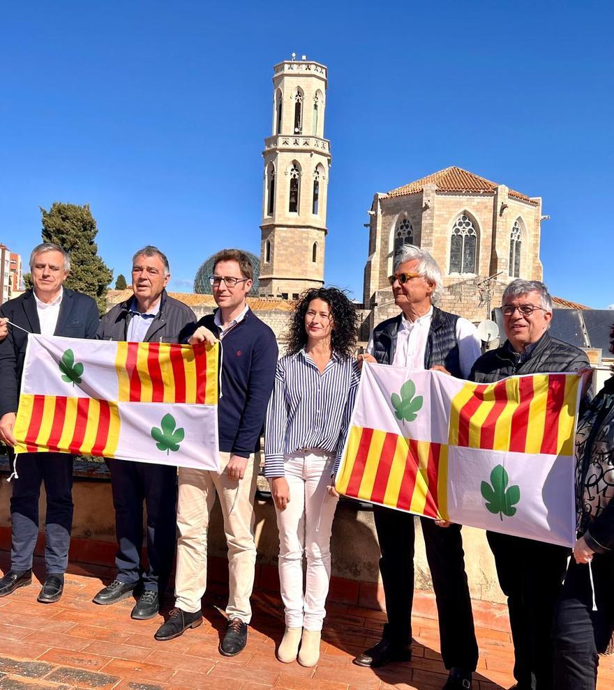 Figueres repartirà, de nou, banderes per penjar-les als balcons per la Santa Creu. T&#039;expliquem on pots aconseguir la teva