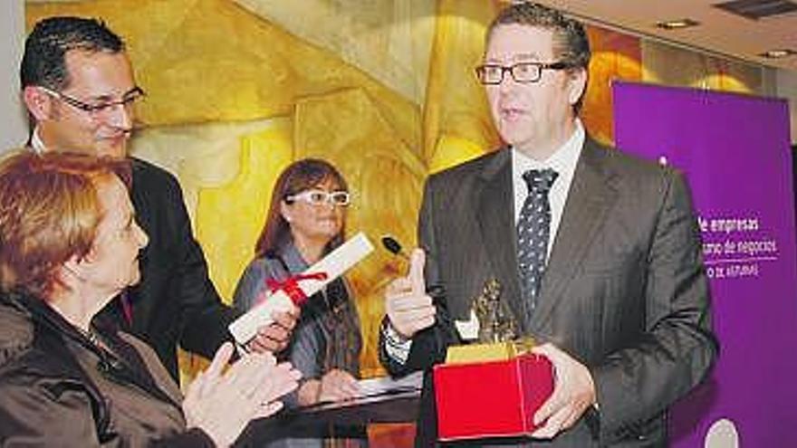 La Alcaldesa le entrega el trofeo de «Embajador de Gijón 2010» a Antonio Maestro.