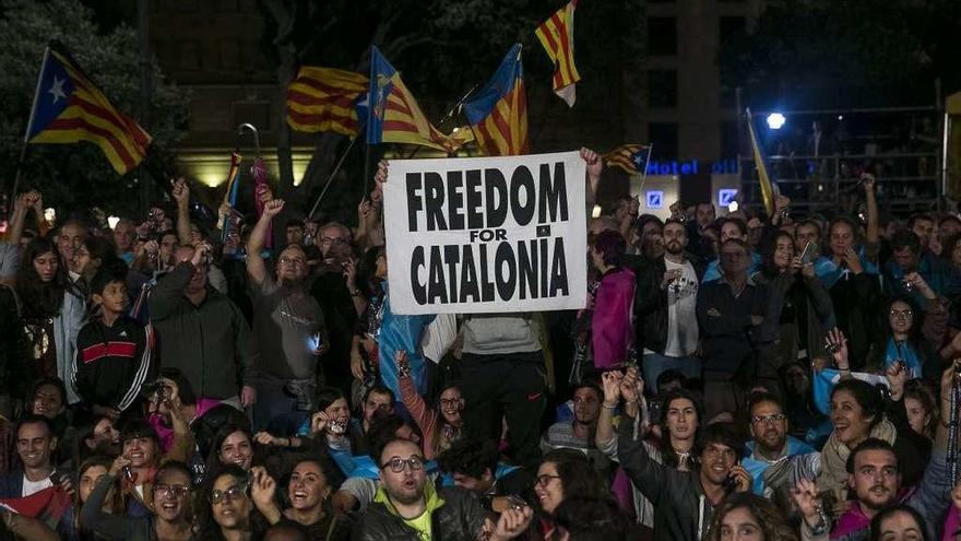 Jóvenes en la barcelonesa plaza de Catalauña, esperando los resultados del 1-O. // EFe