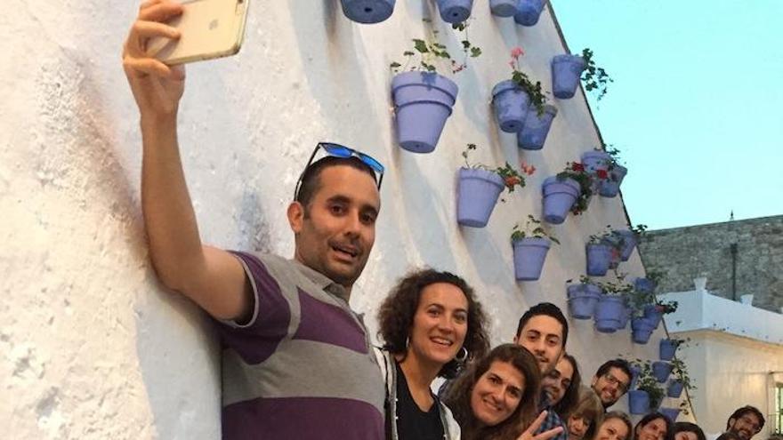 Marbella tiene muchos rincones que descubrir y nada mejor que invitar a un grupo de blogueros para que lo cuenten al mundo. El grupo de blogueros recorrió ayer las callejuelas del casco antiguo de Marbella y se paró en una de ellas para hacerse un selfie que después subirán a sus blogs.