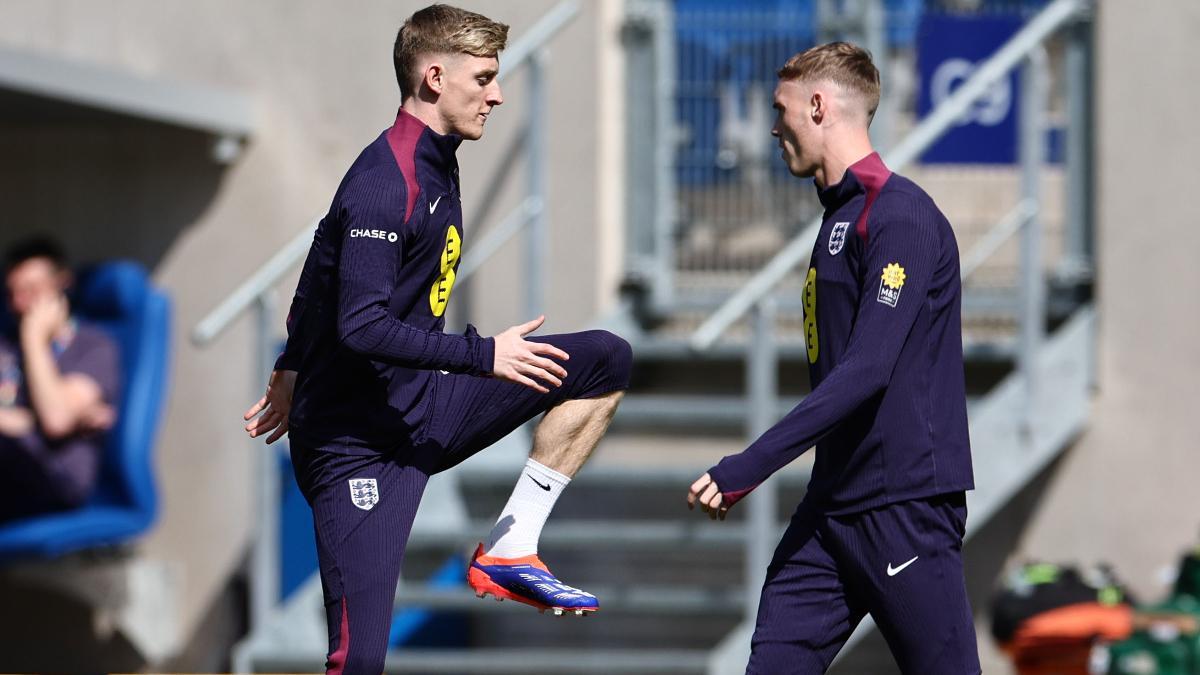 Anthony Gordon (izquierda) y Cole Palmer, las posibles novedades del once inglés