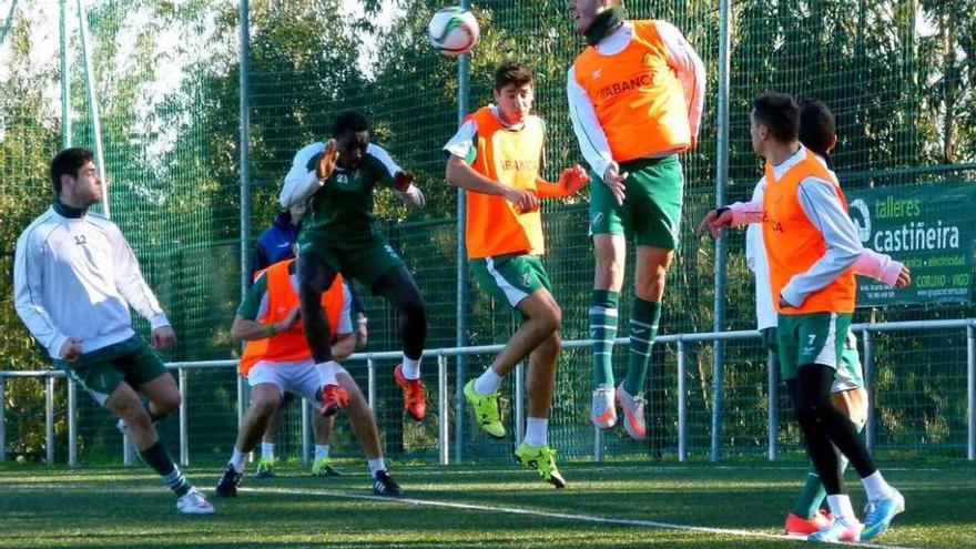 Los jugadores del Coruxo, durante el entrenamiento de ayer en Fragoselo. // José A. Díaz