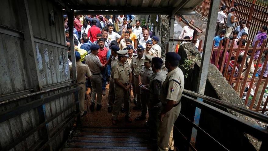 Al menos 22 muertos en una estampida en una estación de tren en la India