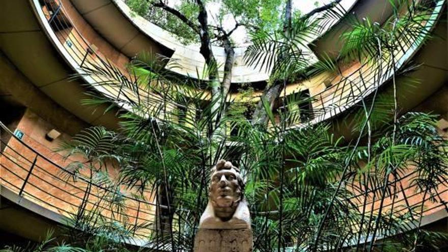 La entrada del Jardín con el busto de Rojas Clemente.