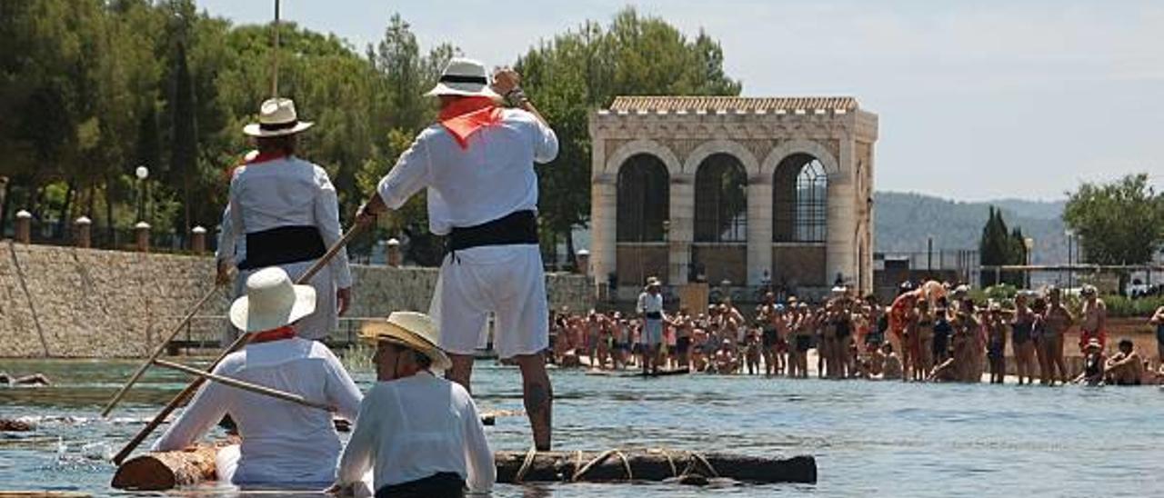 Traslado de troncos que tuvo lugar este pasado fin de semana en Antella.