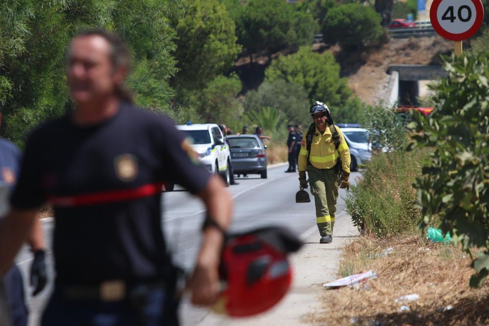 El fuego declarado en las inmediaciones de la autovía han obligado a cortar el tráfico en ambos sentidos y congestiona también la MA-20 en sentido Cádiz