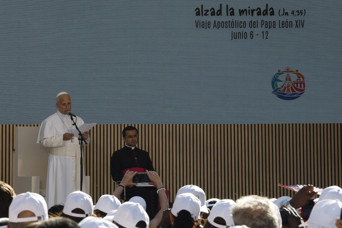 El papa León XIV en su visita este sábado al centro CEDIA 24 Horas, de Cáritas Madrid. El papa León XIV en su visita este sábado al centro CEDIA 24 Horas, de Cáritas Madrid.
