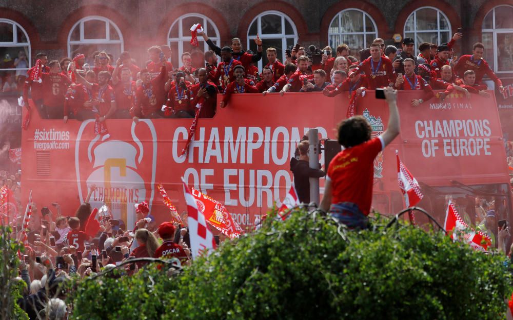 El Liverpool celebra con su afición la Champions