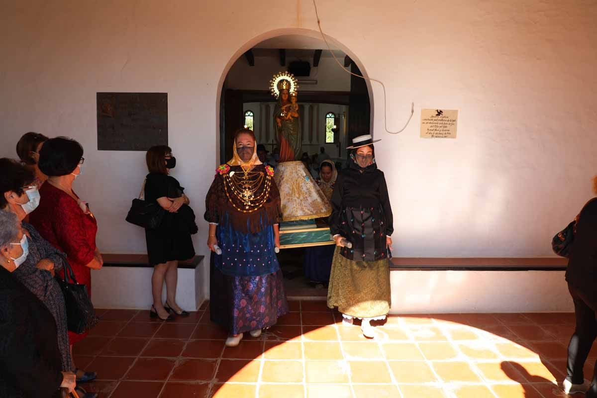 Misa, procesión y 'ball pagès' en el Pilar de la Mola