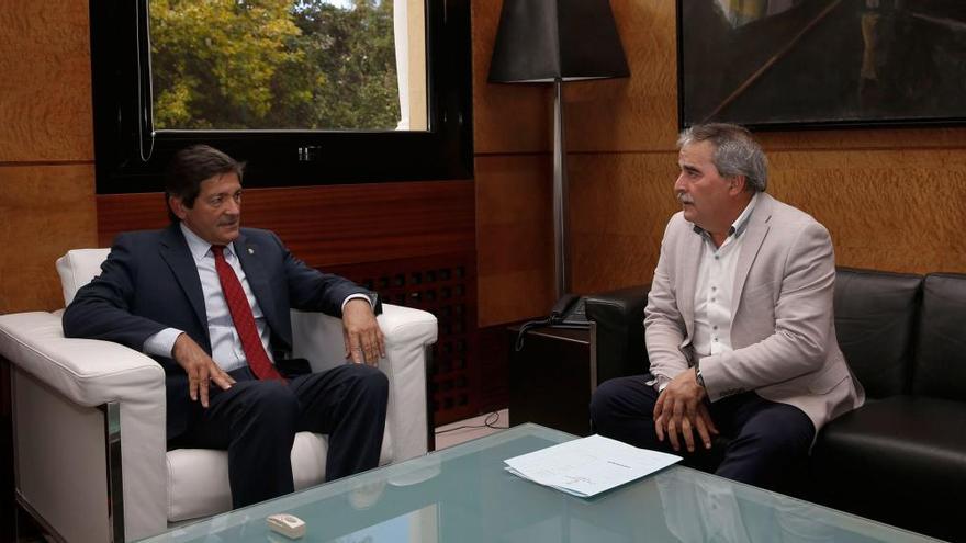 Anibal Vazquez y Javier Fernandez en una reunión.