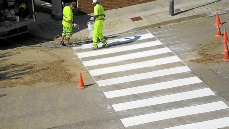 Operaris pintant un pas de vianants a l&#039;avinguda Francesc Macià, ahir