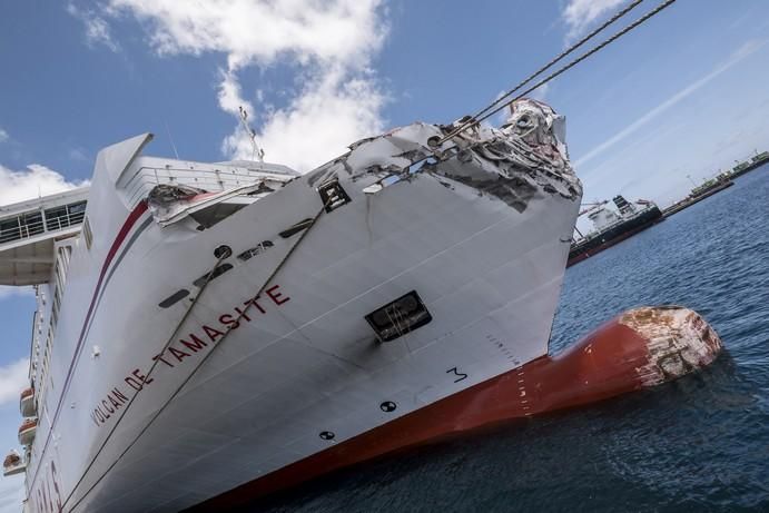 UN FERRY SE ESTRELLA EN EL MUELLE DE LAS PALMAS ...