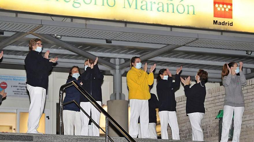 Trabajadoras del hospital Gregorio Marañón de Madrid agradecen los aplausos ciudadanos.