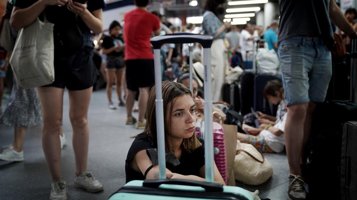 Pasajeros en la  estación de Atocha afectados por la suspensión del servicio entre Madrid y Barcelona.