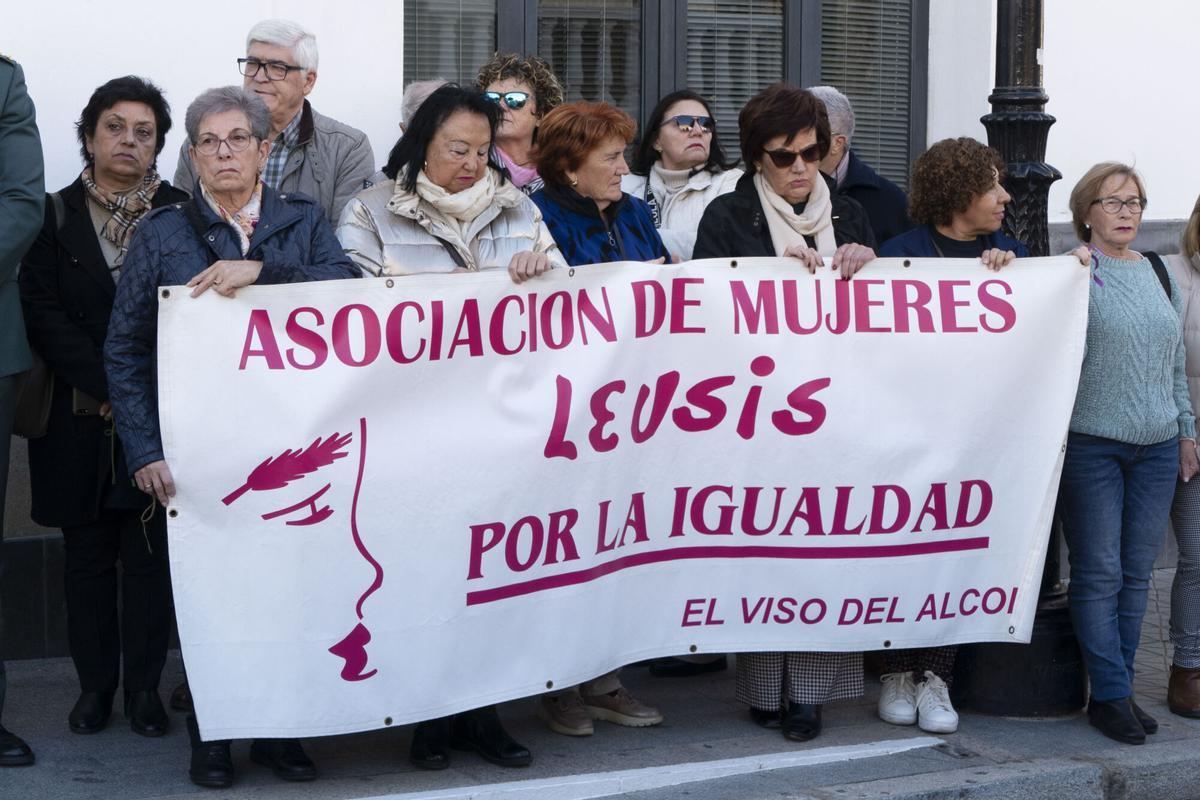 EL VISO DEL ALCOR (SEVILLA), 07/12/2025.- El Ayuntamiento de El Viso del Alcor (Sevilla) ha hecho un llamamiento a los vecinos para guardar un minuto de silencio este domingo ante las puertas del Consistorio, en memoria de la mujer hallada muerta anoche en una vivienda de la localidad, un suceso que se investiga como un posible asesinato machista. EFE/ David Arjona
