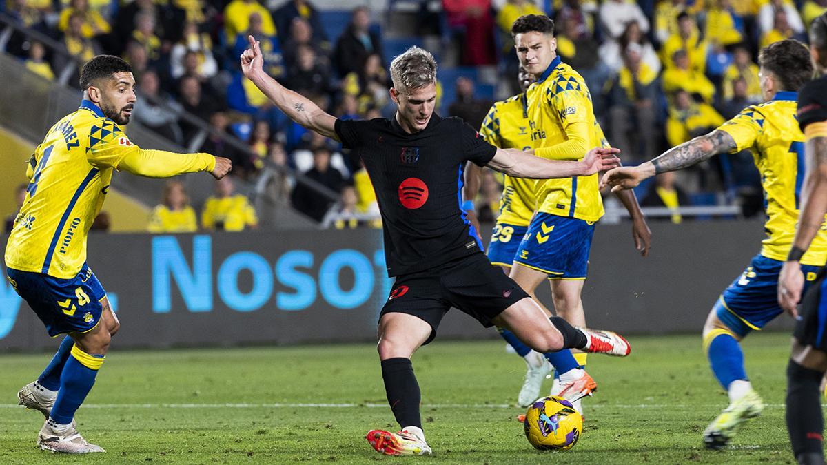 Dani Olmo realiza un disparo en el encuentro ante Las Palmas