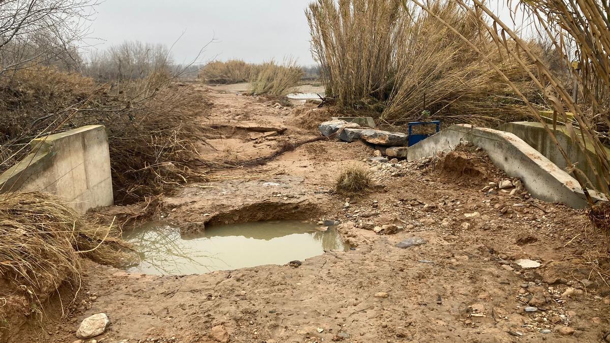 Una acequia anegada por el fango y la grava en Novillas, en la Ribera Alta delEbro.