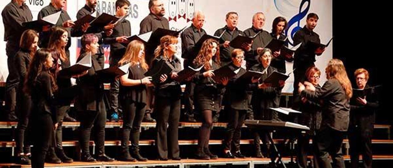 La coral polifónica Voces Nostrae de Burgos, el domingo en el Festival de Habaneras del Mar de Vigo.  // José Lores